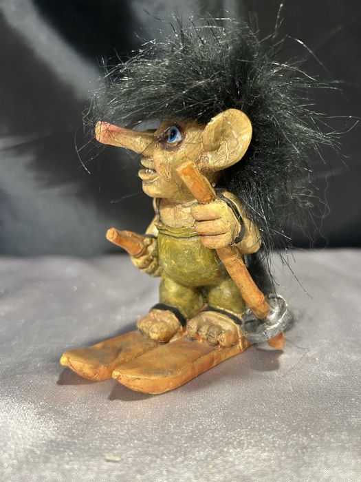 Figurka Trolla na Nartach z Plecaczkiem – Norweska Pamiątka