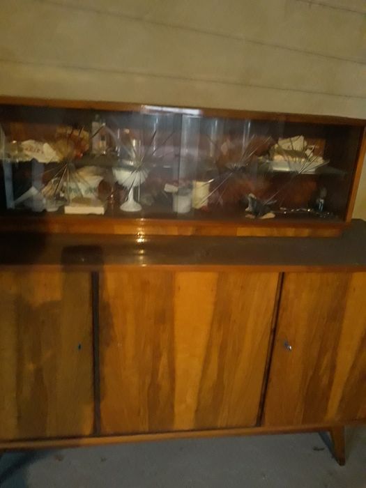 Sprzedam  serwantkę z lat 50  ,komodę wysoki połysk. Styl wintage