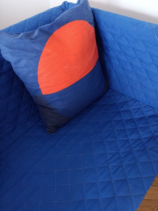 Sofá azul com almofadas
