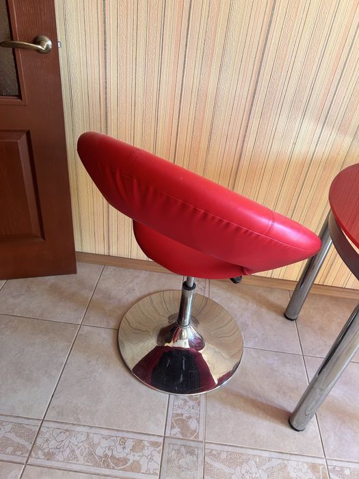 Раскладной кухонный стол и 2 кресла