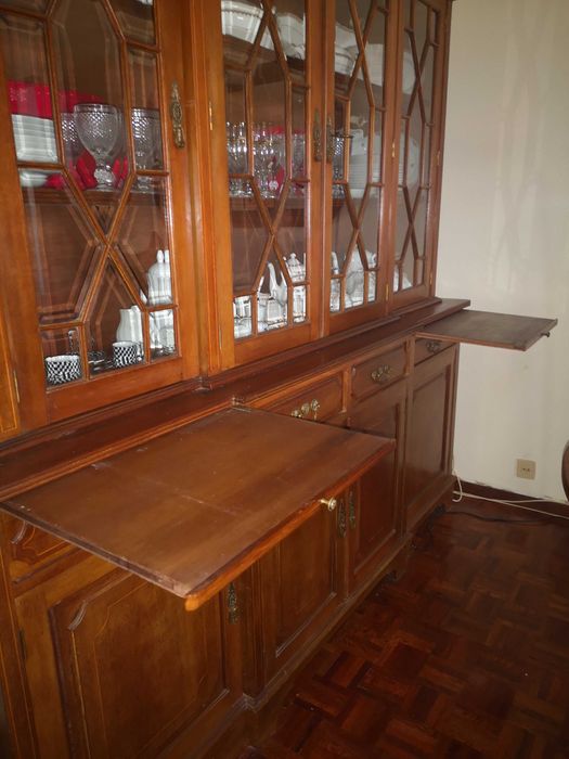 Móvel de sala de jantar em madeira . Altura áxima 214 x C 200 x L 50