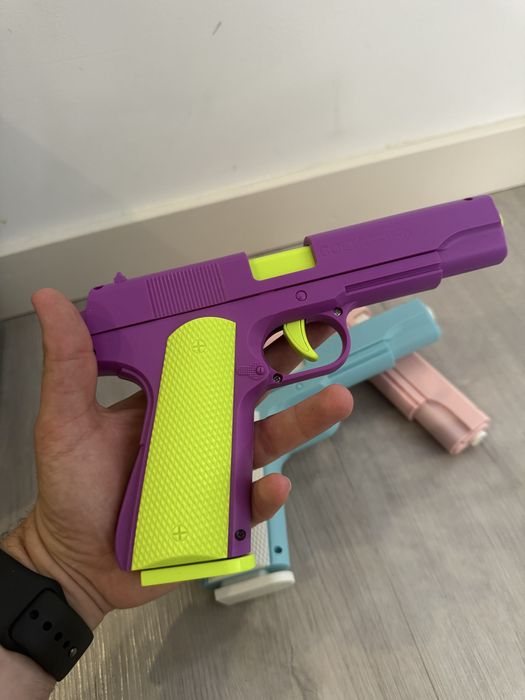Arma de brincar estilo Colt