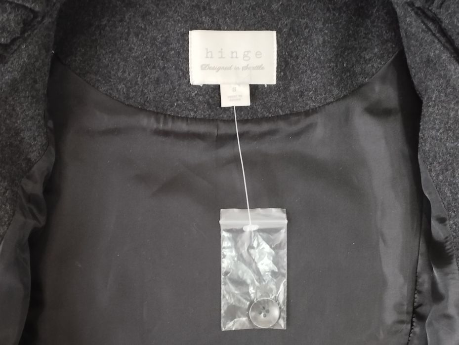 Жакет сіро-вугільного кольору.