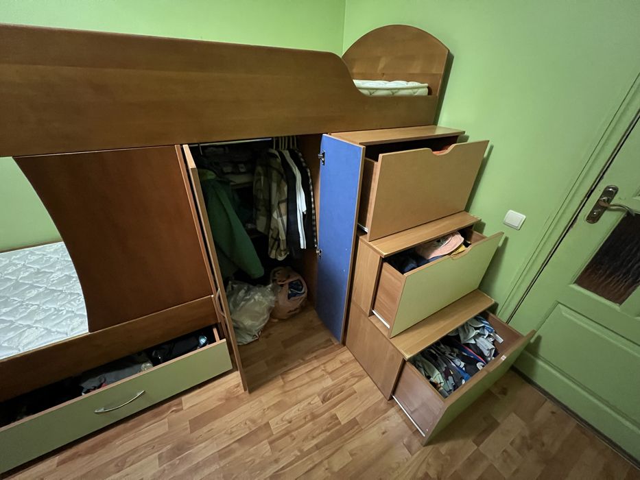 Двоярусне дитяче ліжко