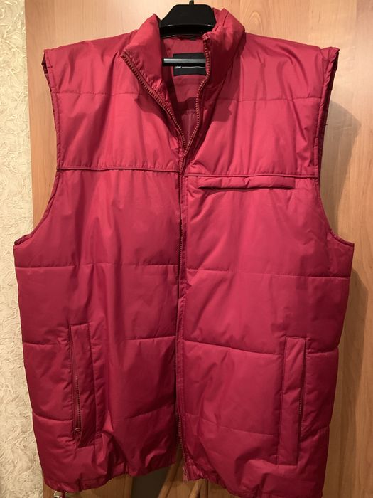 Жилет теплий червоного кольлору з карманами