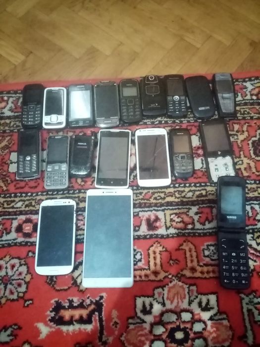 18 телефонів продам з них майже всі працюють