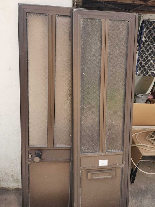 Portas antigas em madeira maciça