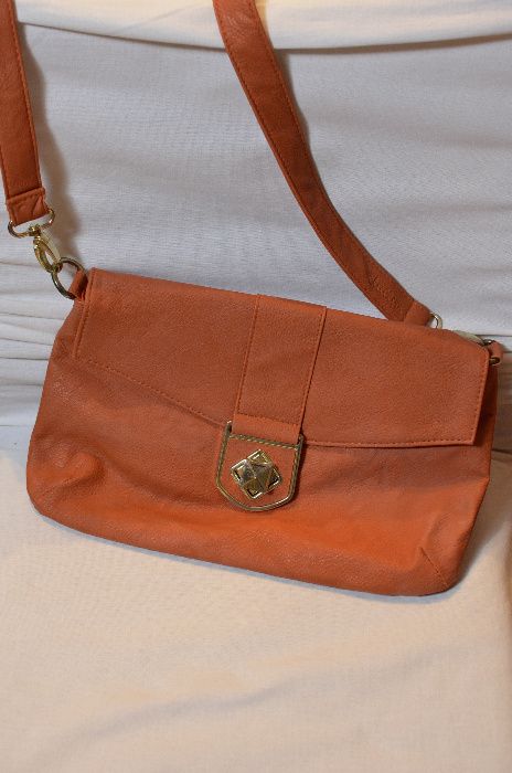 Mała pomarańczowa torebka firmy Cropp