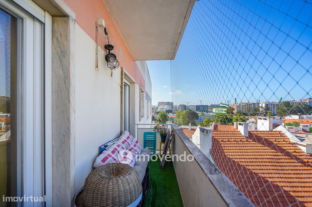 Apartamento T3+1 com áreas amplas e cozinha equipada, no Lumiar