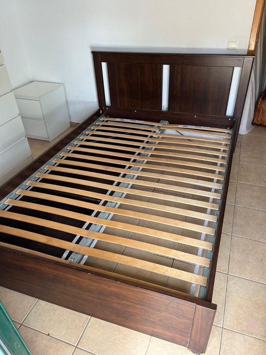 Cama de casal  em madeira a um bom valor