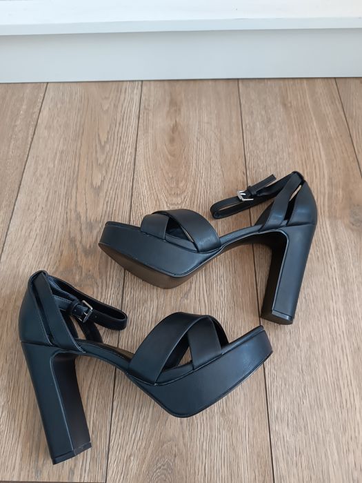 Czarne sandały na obcasie