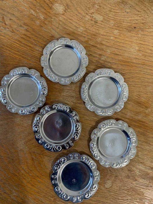 Металлические блюдца тарелочки