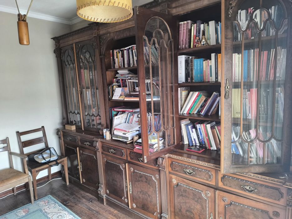 Móvel de Sala / Estante Livreira Clássica em Madeira Maciça (Excelente Estado)