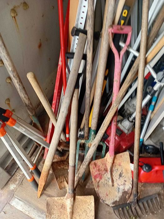 um conjunto de ferramentas, principalmente para jardinagem