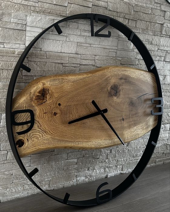 Zegar w stylu loft o średnicy 65 cm z drewna dębu i czarnej żywicy