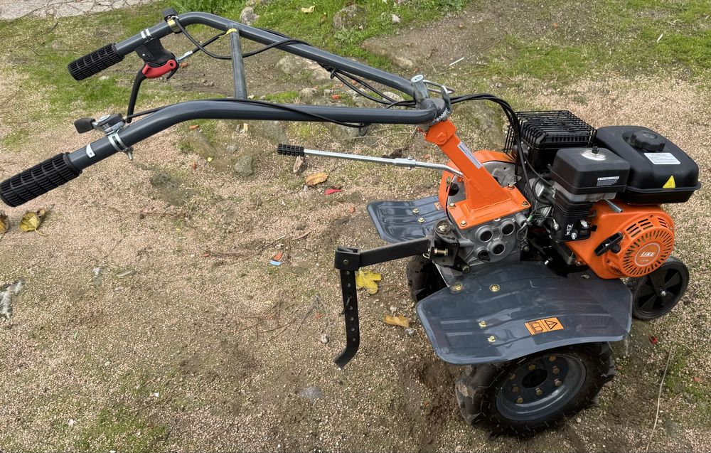 Motoenxada ML300 7 Hp com rodas.