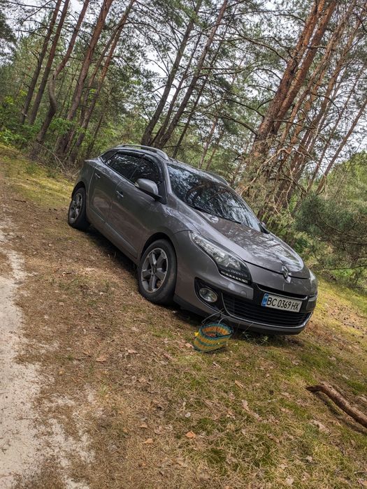 Продам своє власне авто яким катаюсь з 2019року, купував у 1 власника в Франції з пробігом 160тис км зараз 320тис пробігу. За період експлуатації багато що було замінено в машині. На даний час нічого не потрібно робити взагалі, гри помпа та масло з фільтрами все замінив, в коробці теж масло замінив
По авто є не значні сліди експлуатаці по лфп, тому що авто не нове і їздив на постійній основі, зимова гума нова,
Ще в комплекті віддаю літню гуму на класних титанових дисках