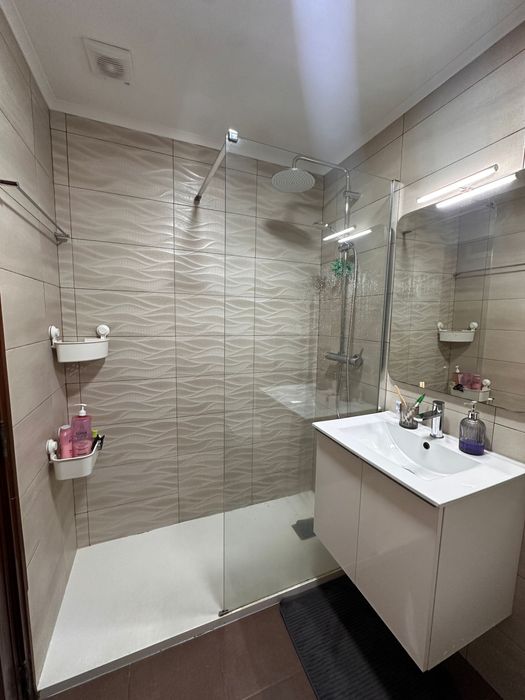 Quarto em Benfica mobilado em apartamento com sala a 465€ sem despesas a partilhar com apenas 1 estudante!