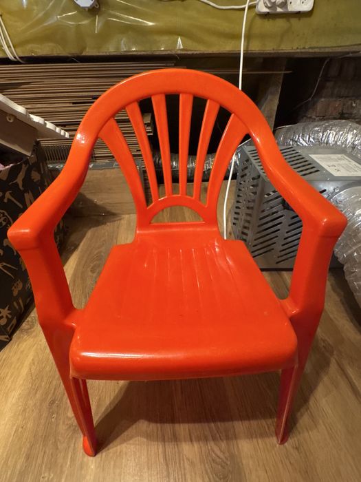 Czerwone plastikowe krzesełko dzieciece
