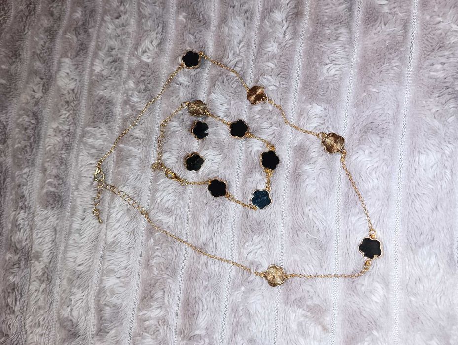 różnorodna biżuteria kostiumowa