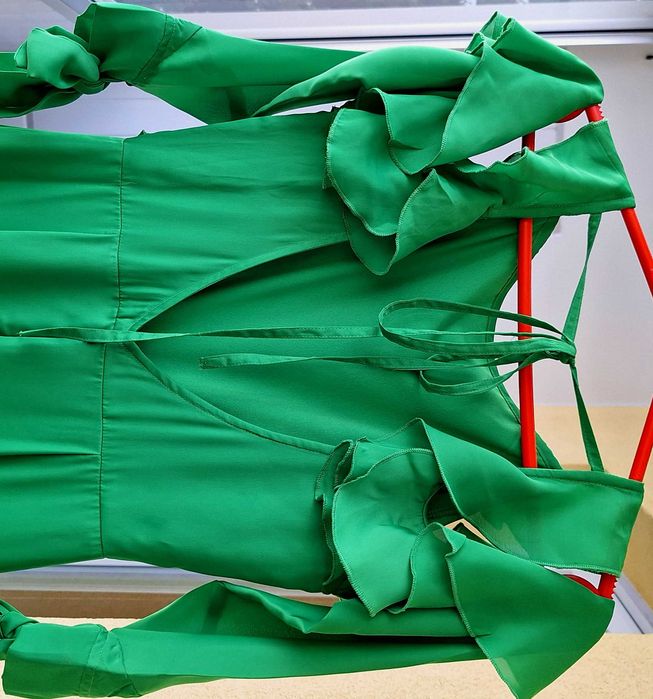 Satynowa asymetryczna zielona długa sukienka cold shoulder ASOS