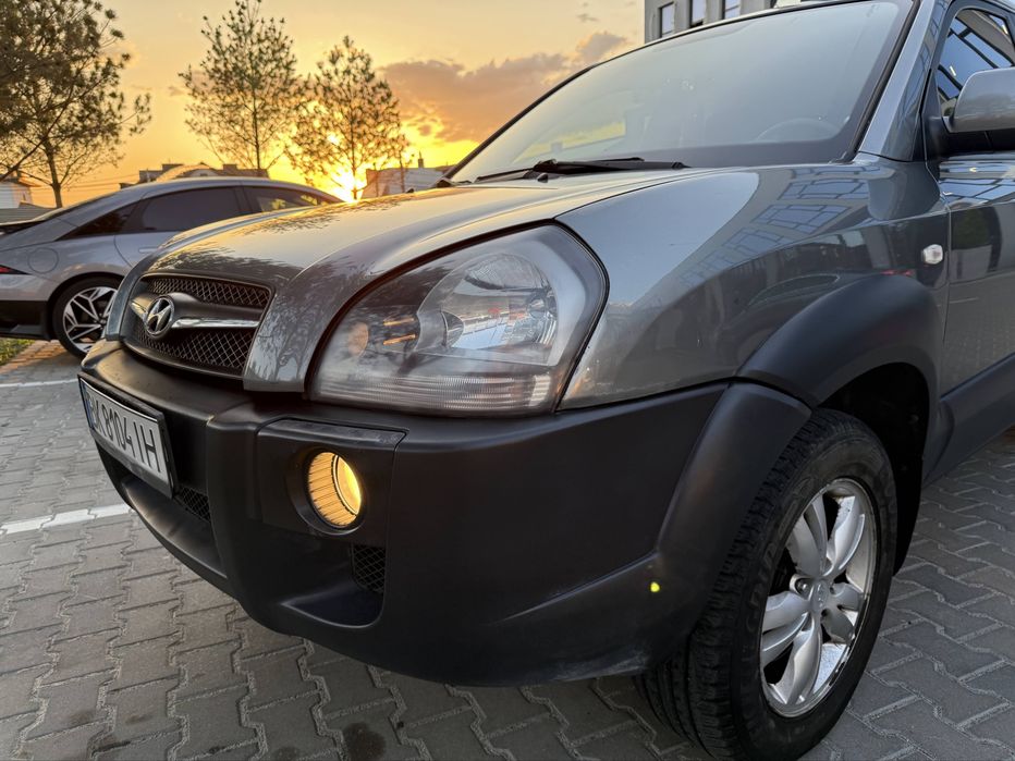 Продам хороший автомобіль Hyundai Tukson Хюндай Туксон 2012 2.0 бензин