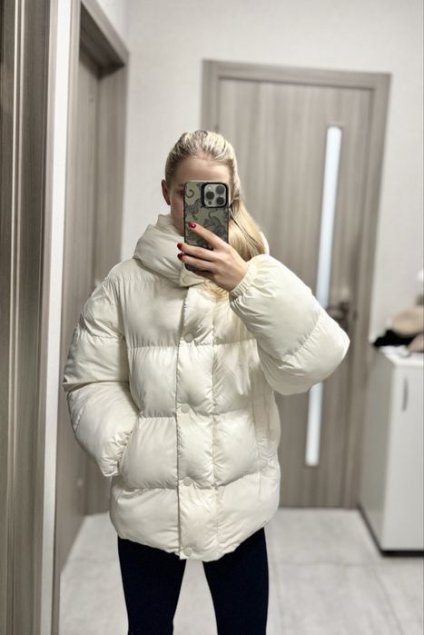Молочний зимовий пуховик