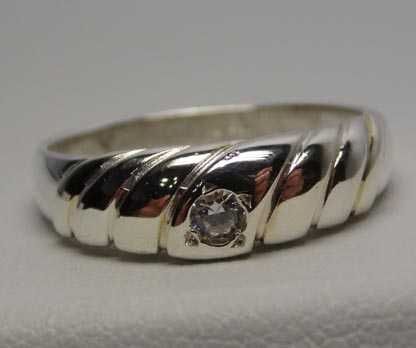 Srebrny pierścionek z cyrkonią R.15.