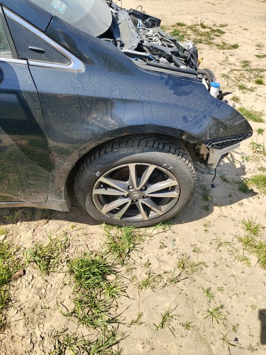 Prawy błotnik przedni toyota Avensis T27 1H2
