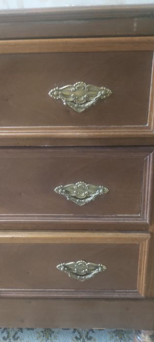 Cómoda antiga com cimeira em pedra mármore