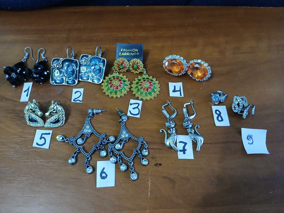 серьги, брошки, кольца,