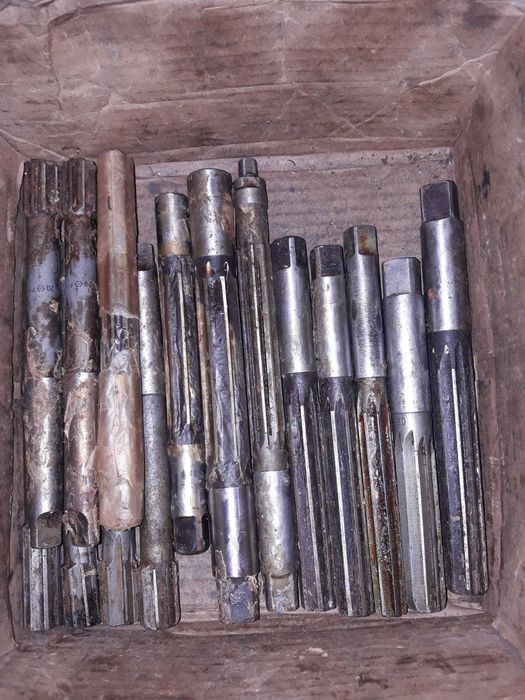 Різці. сверла,плашки,круг алмазний .