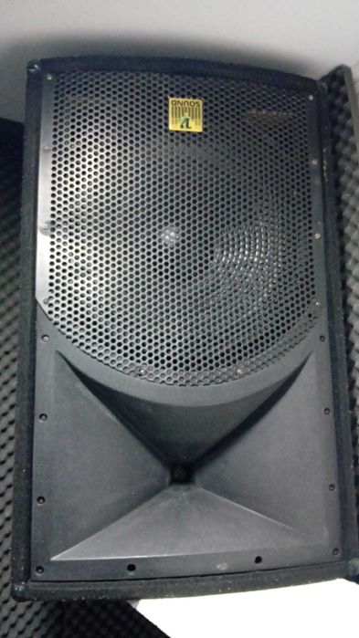 Duas caixas com alto-falantes de 15' em bom estado