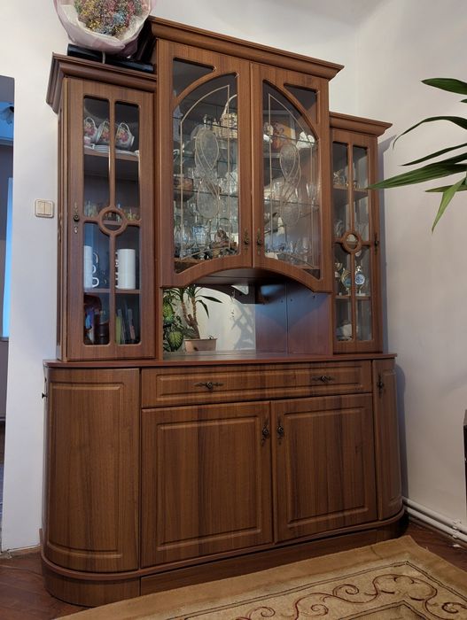 Сервант, вітальня, шафа для посуду.