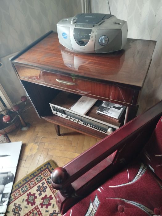 Zestaw mebli, komoda, stolik pod TV, krzesła  oddam za darmo