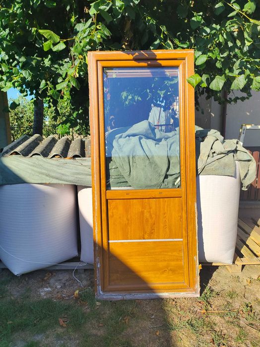 używane okna PCV dwuszybowe złoty dąb