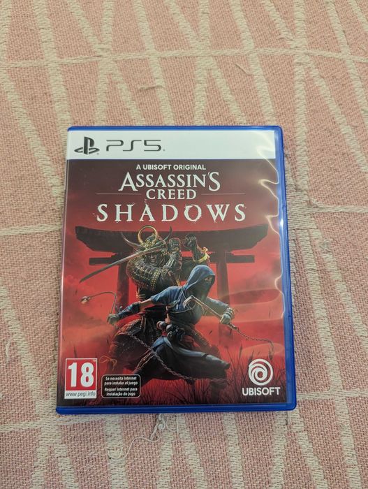 PS5 Slim 1T com suporte de comandos e jogos