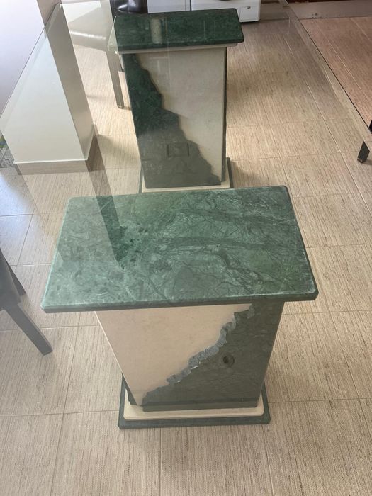 Mesa de Vidro e Pés de Pedra