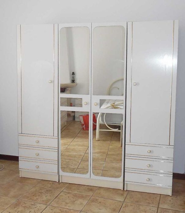 Conjunto cama, roupeiro e cómoda