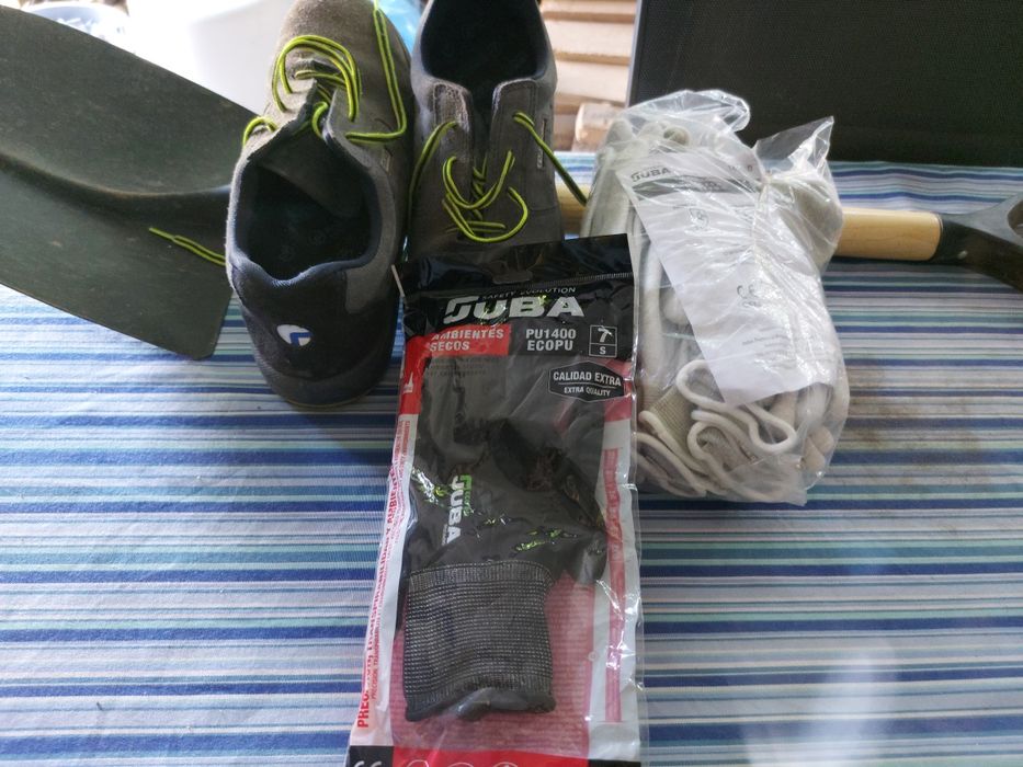 1 pá de construção 5 pares de luvas e 1 par de sapatos novos Robusta