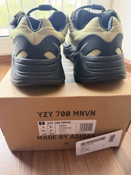 Adidas Yeezy Boost 700 42