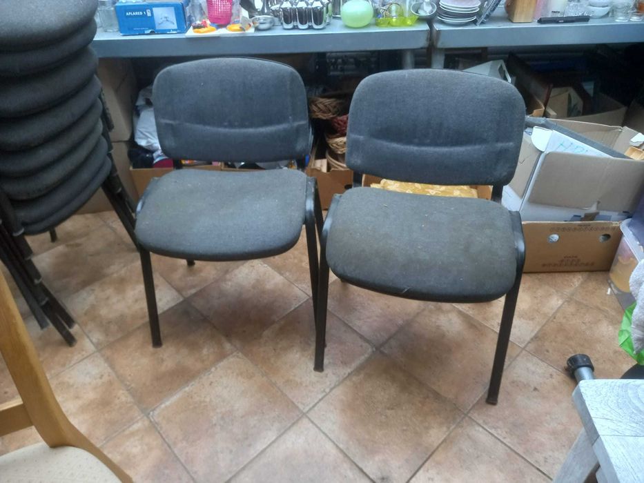 Biurowe krzesła w kolorze szarym.