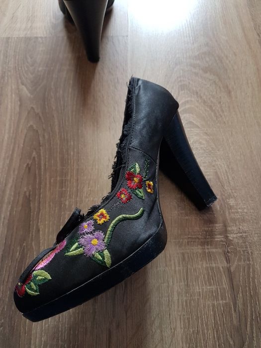 Pięknie zdobione buty na koreczku