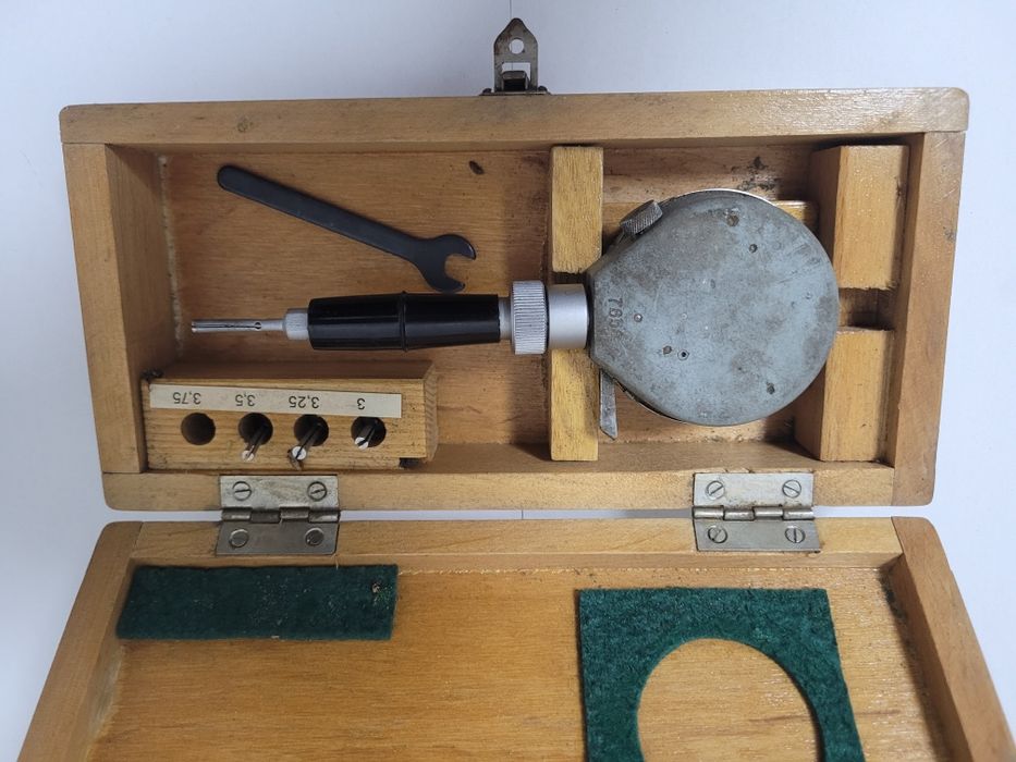 Нутрометр часового типа