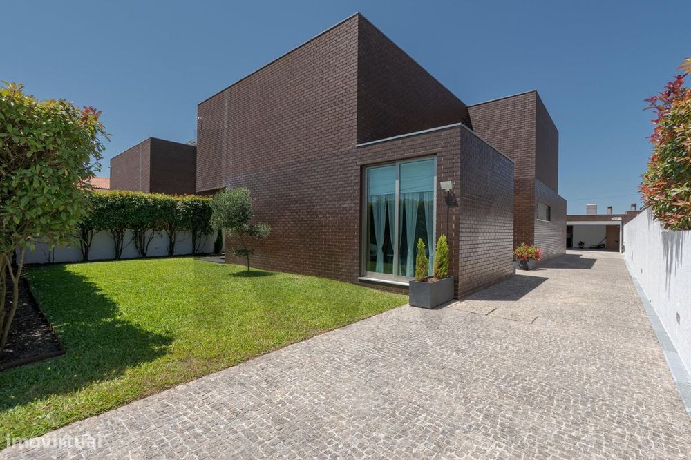 Moradia de Prestígio 4 frentes com grande jardim e salão de eventos em
