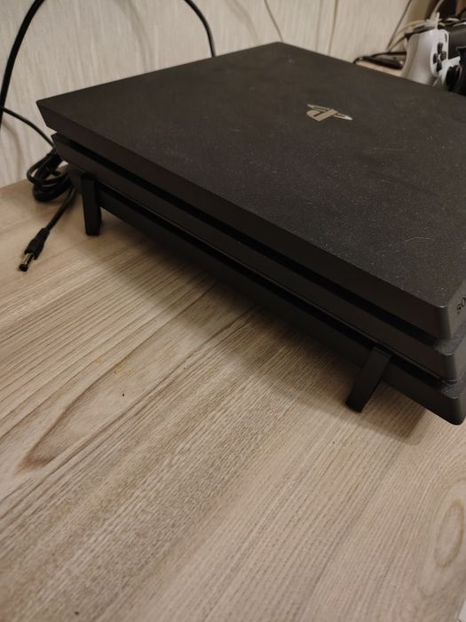 Playstation 4 pro 1tb б/у два геймпада