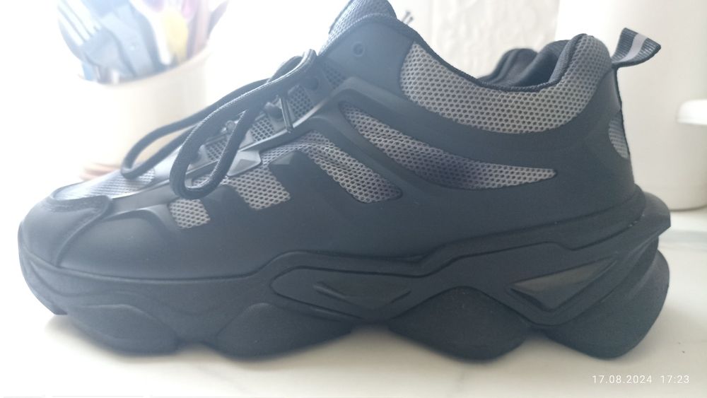 Кроссовки черные