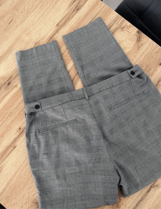 Materiałowe spodnie męskie w kratkę typu chinosy H&M