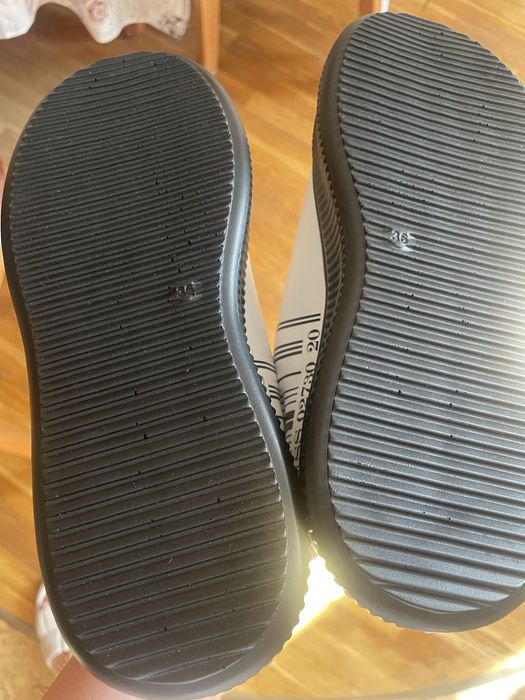 Нові кожані жіночі кросівки ESTRO р.36