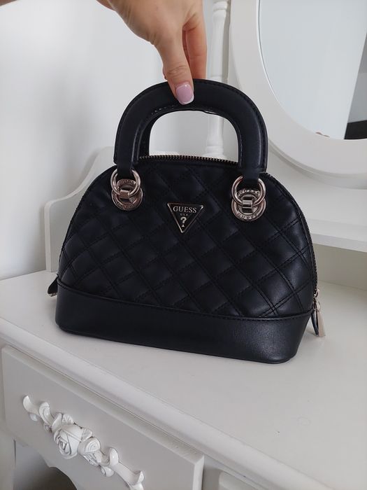 Torebka guess oryginalny czarny kuferek do ręki